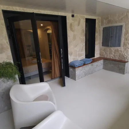 Souterrain Apartment *